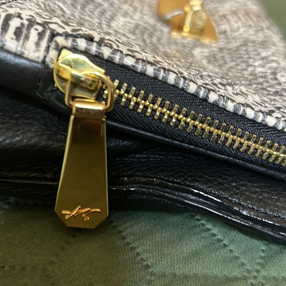 - Kenneth Cole Snake Front Handbag. - Picture 11 of 16